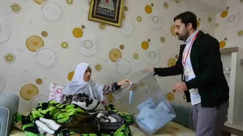 Diyarbakır’da bazı seçmenler evlerine götürülen ‘seyyar sandık’ ile oyunu kullandı