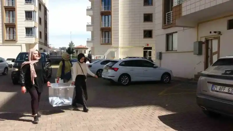 Diyarbakır’da bazı seçmenler evlerine götürülen ‘seyyar sandık’ ile oyunu kullandı