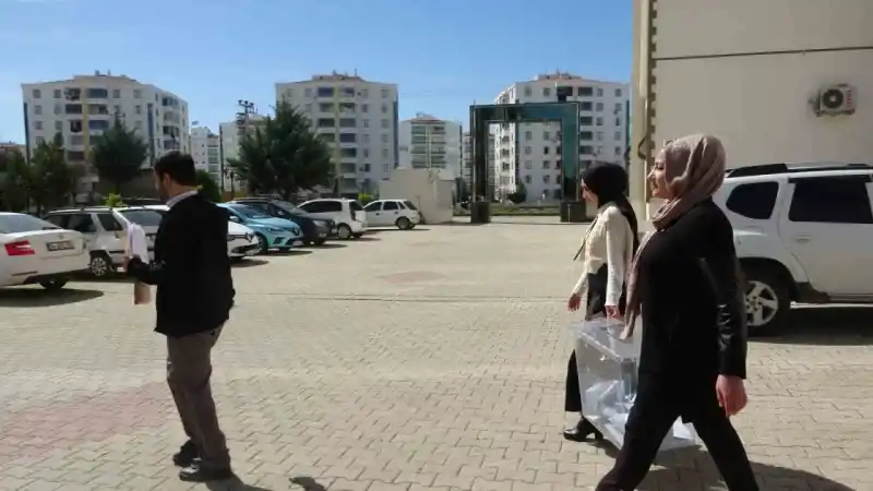 Diyarbakır’da bazı seçmenler evlerine götürülen ‘seyyar sandık’ ile oyunu kullandı