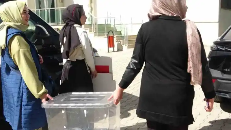 Diyarbakır’da bazı seçmenler evlerine götürülen ‘seyyar sandık’ ile oyunu kullandı