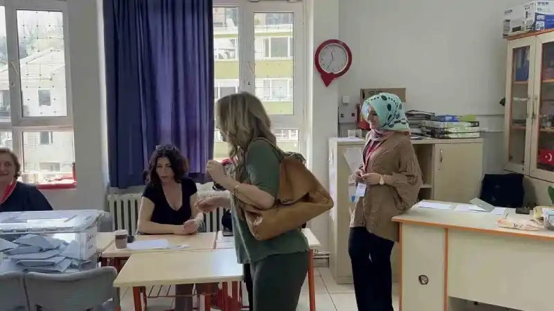 Oyuncu Nilperi Şahinkaya’nın sandıkta zor anları