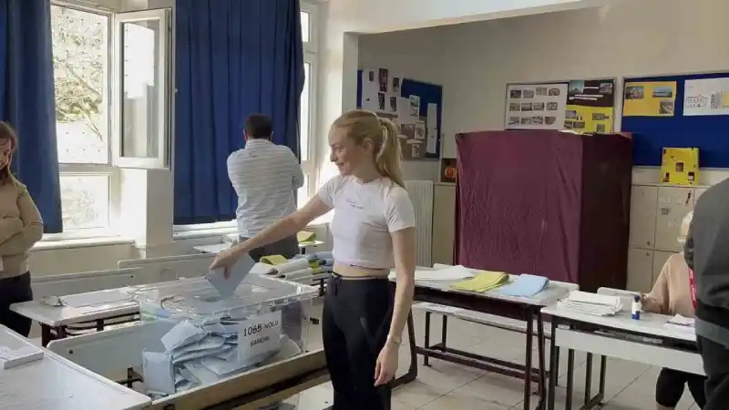 Oyuncu Nilperi Şahinkaya’nın sandıkta zor anları