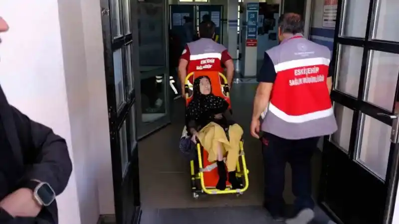 Felçli yaşlı kadın oy kullanmak için ambulans eşliğinde sandığa gitti