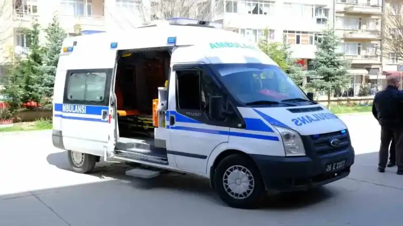 Felçli yaşlı kadın oy kullanmak için ambulans eşliğinde sandığa gitti