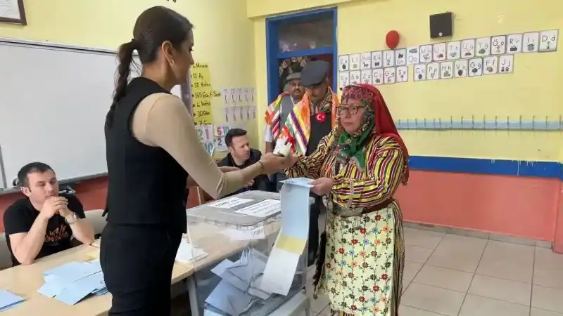 Yöresel kıyafetle oy kullandılar