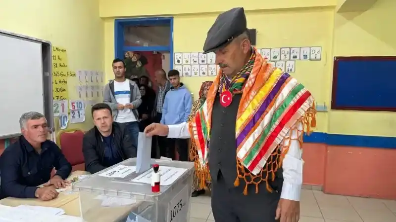 Yöresel kıyafetle oy kullandılar