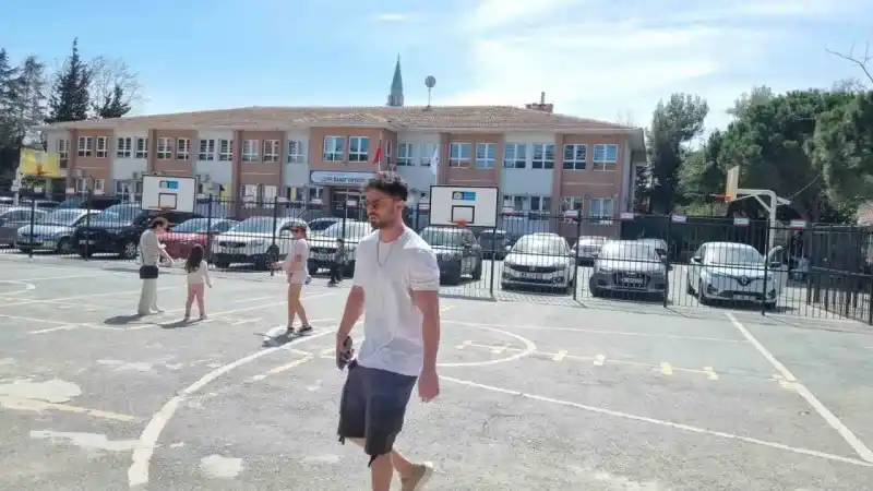 Ünlü şarkıcı Murat Boz yarım saat bekledi