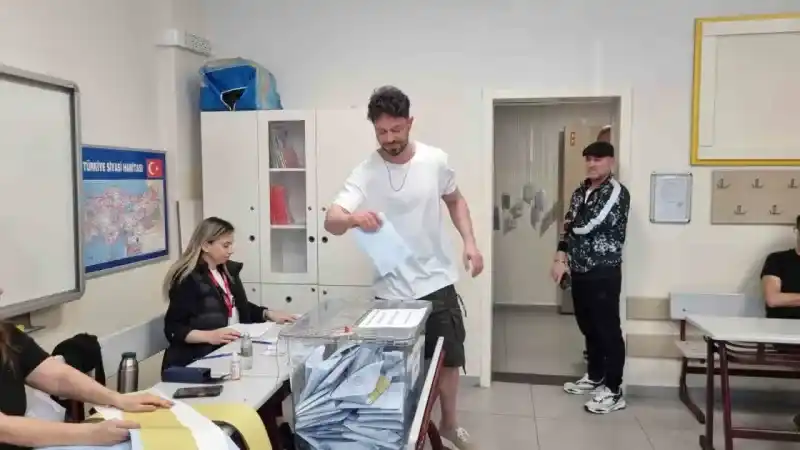 Ünlü şarkıcı Murat Boz yarım saat bekledi