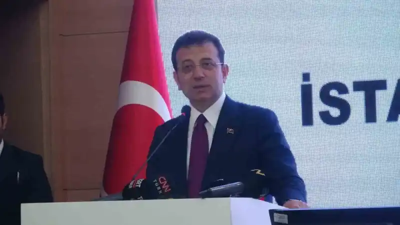 İstanbul Büyükşehir Belediye Başkanı Ekrem İmamoğlu mazbatasını aldı