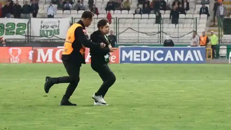 Konyaspor - Trabzonspor maçında sahaya taraftar girdi