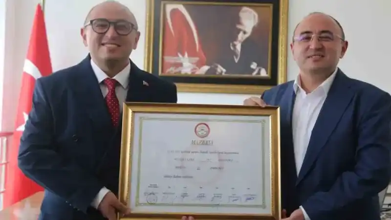 Görenler yeni belediye başkanını ikizi ile karıştırıyor