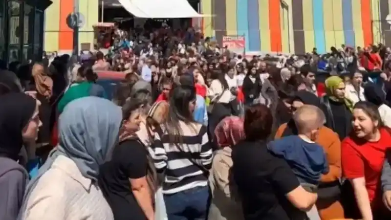 Bakırköy’de pazarda panik anları kamerada: Yakalanan hırsız "bomba var" diye bağırınca ortalık karıştı