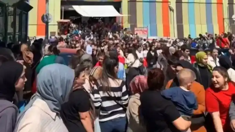 Bakırköy’de pazarda panik anları kamerada: Yakalanan hırsız "bomba var" diye bağırınca ortalık karıştı