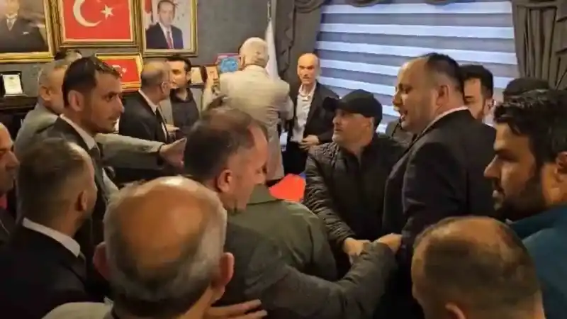 Seçimi kaybeden belediye başkanı milletvekiline çiçek fırlatıp hakaret etti