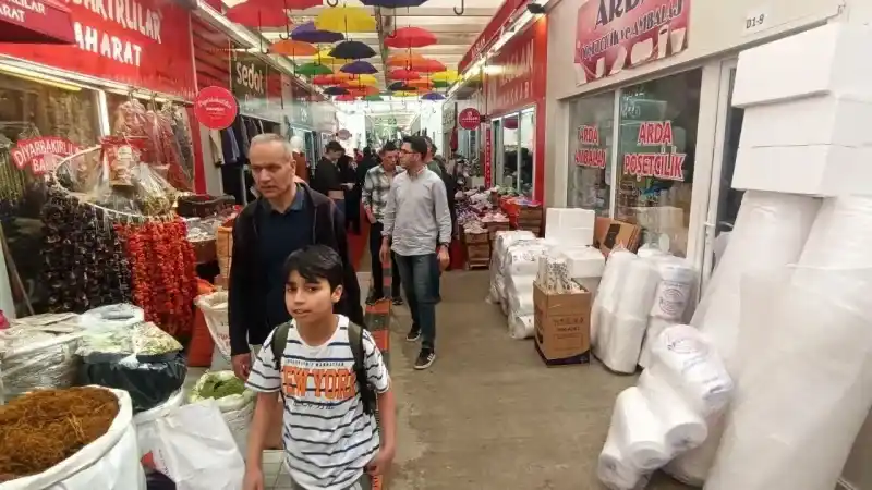 Deprem bölgesi Malatya’da konteyner çarşılarda yoğunluk yaşanıyor