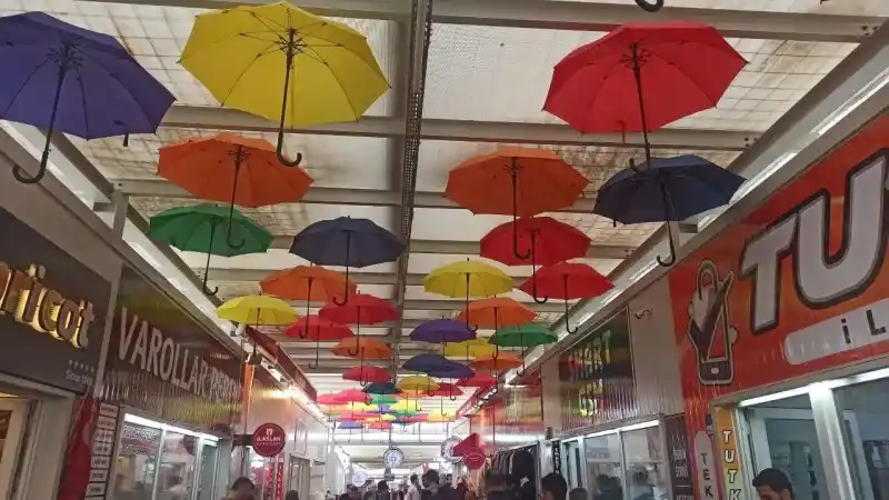 Deprem bölgesi Malatya’da konteyner çarşılarda yoğunluk yaşanıyor