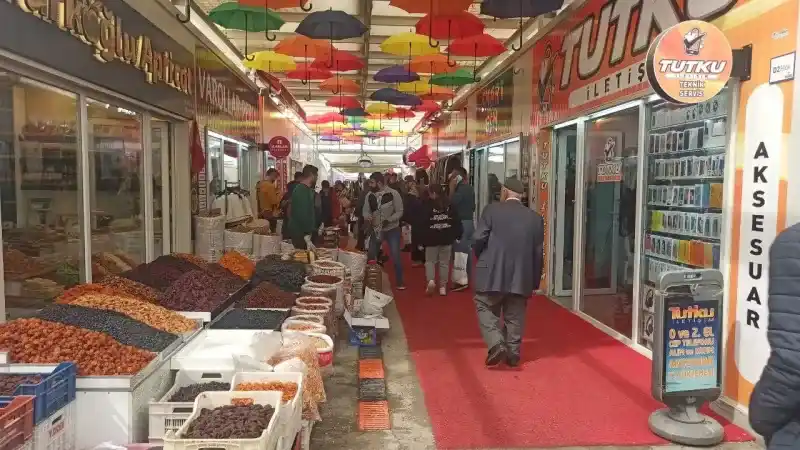 Deprem bölgesi Malatya’da konteyner çarşılarda yoğunluk yaşanıyor
