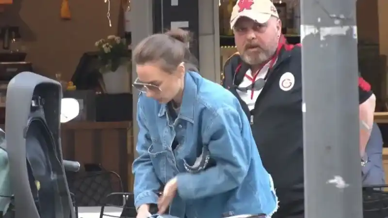 Şişli’de film gibi olay kamerada: Ünlü oyuncu “Rambo Berk” hırsızı yakalayıp bağladı