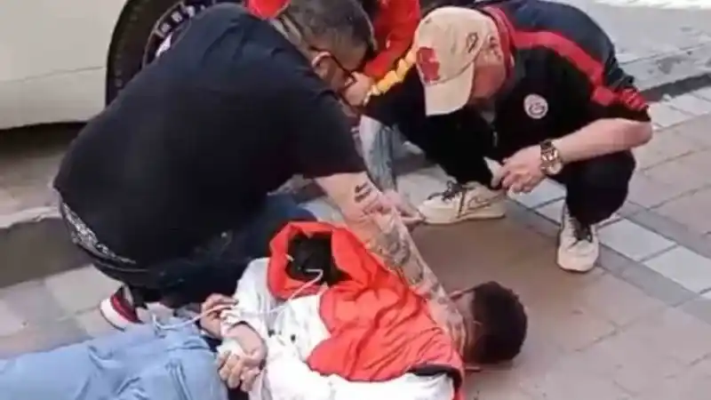 Şişli’de film gibi olay kamerada: Ünlü oyuncu “Rambo Berk” hırsızı yakalayıp bağladı