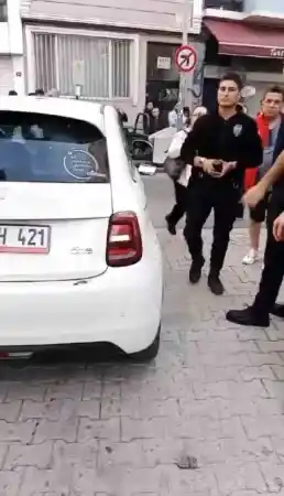 Şişli’de film gibi olay kamerada: Ünlü oyuncu “Rambo Berk” hırsızı yakalayıp bağladı