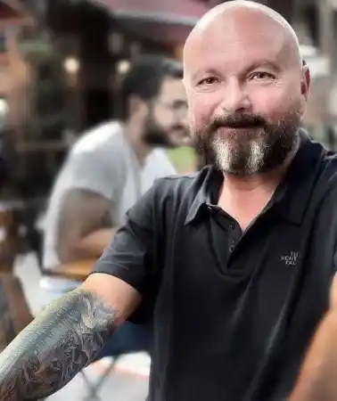 Şişli’de film gibi olay kamerada: Ünlü oyuncu “Rambo Berk” hırsızı yakalayıp bağladı