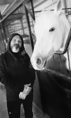 Şişli’de film gibi olay kamerada: Ünlü oyuncu “Rambo Berk” hırsızı yakalayıp bağladı