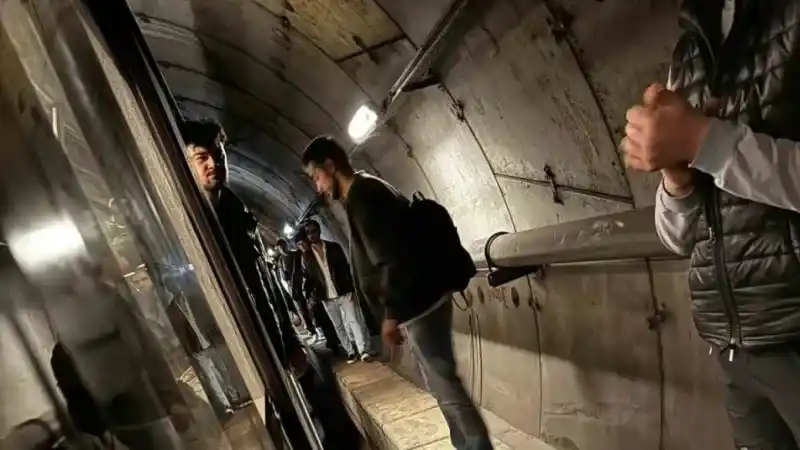 İstanbul’da metro arızalandı yolcular tünelde yürüdü