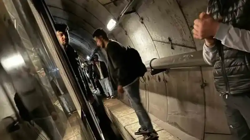 İstanbul’da metro arızalandı yolcular tünelde yürüdü