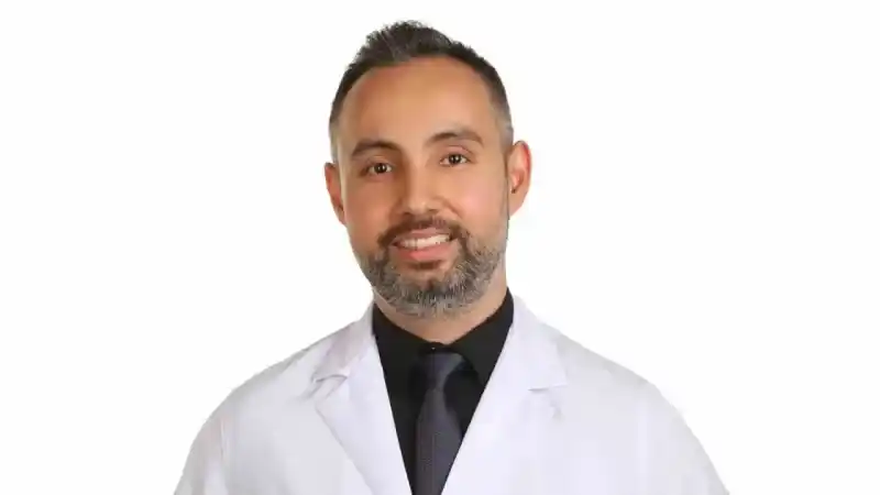 “Göz ovuşturmak retina hasarına yol açabilir”