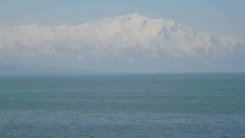 Yağış sonrası Van Gölü’nün su seviyesi yükselmeye başladı