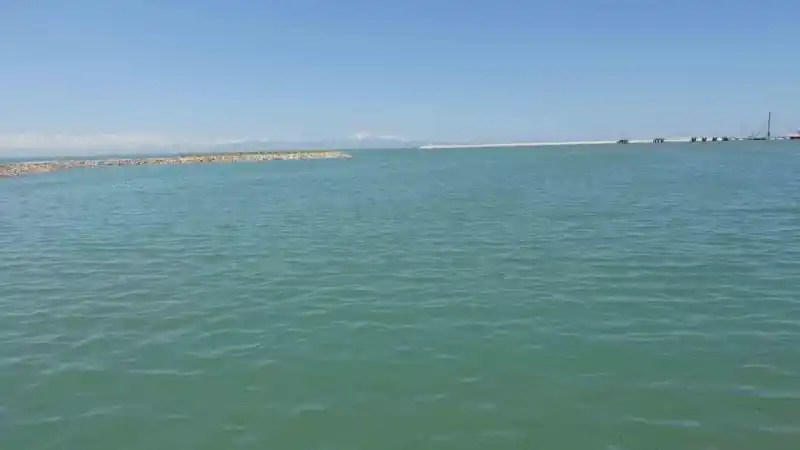 Yağış sonrası Van Gölü’nün su seviyesi yükselmeye başladı