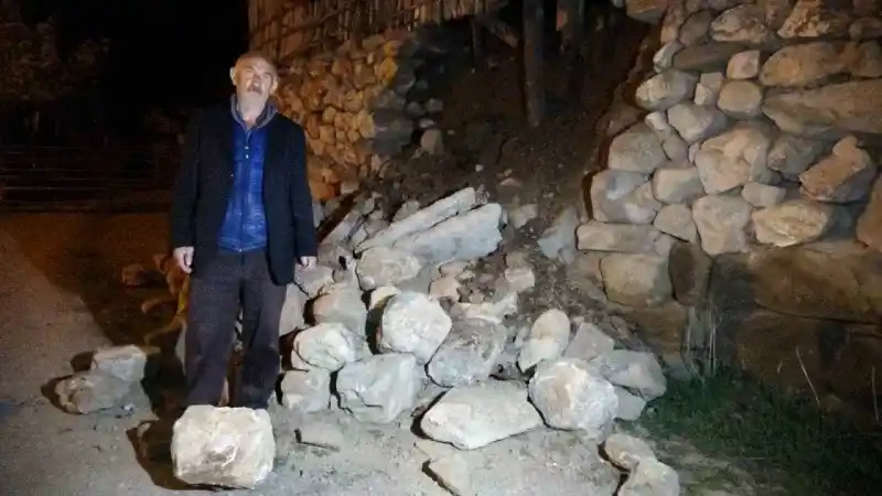 Depremden etkilenen Yozgat’ta 200’ün üzerinde ev ve ahırda hasar oluştu