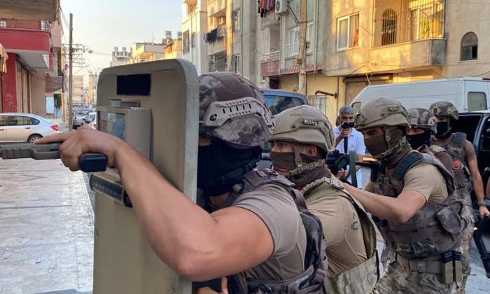Mersin’de belediye çalışanlarına PKK operasyonu
