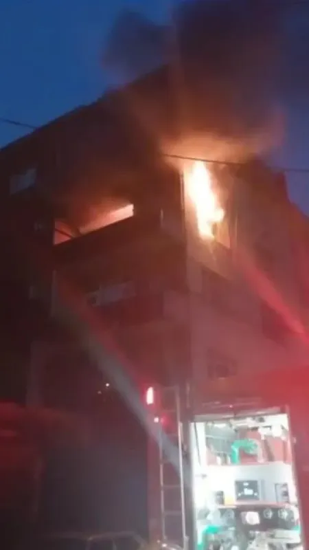 Ataşehir’de 4 katlı binada yangın: 2 yaralı