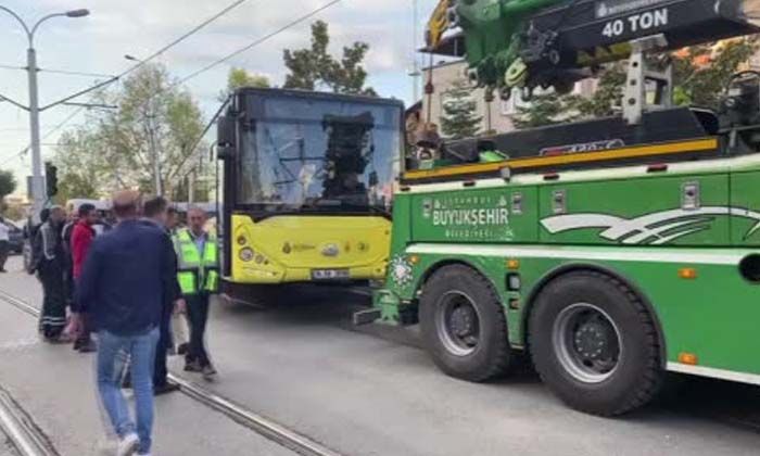 İETT otobüsü kaza yaptı T1 Kabataş – Bağcılar tramvay hattı durdu