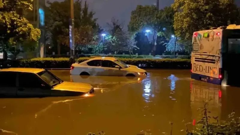 Ankara’da sağanak yağmur nedeniyle ev ve iş yerlerini su bastı, araçlar mahsur kaldı
