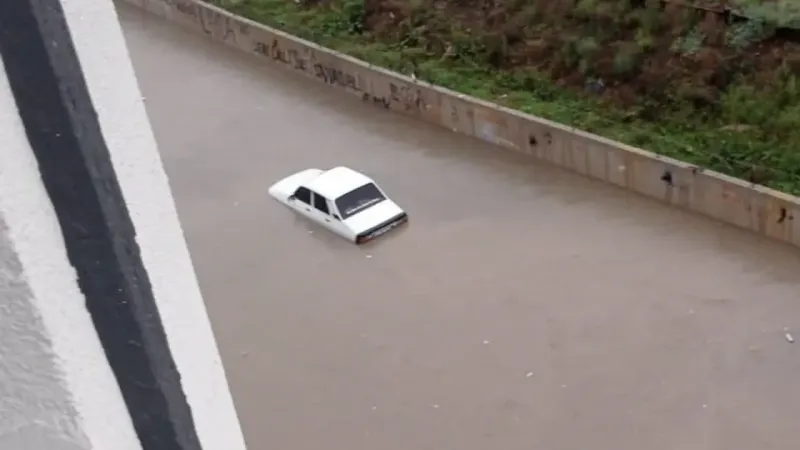 Ankara’da sağanak yağış etkili oldu, sokaklar göle döndü