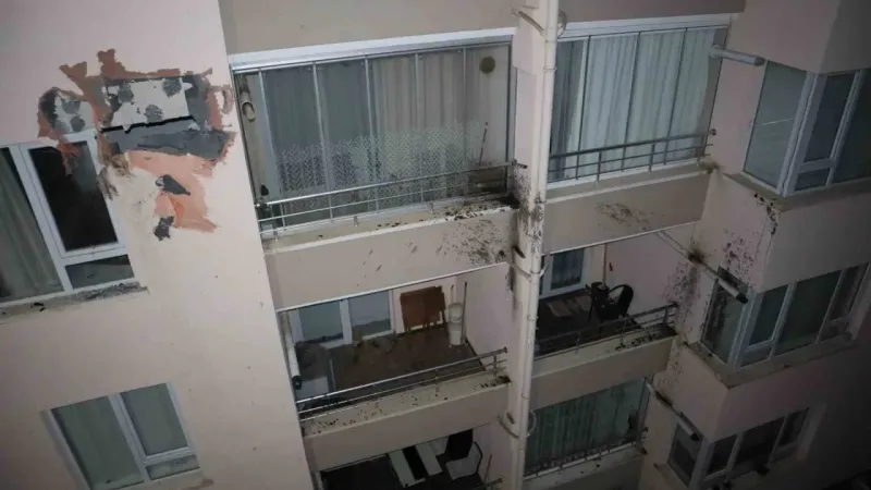 Ankara’da ilginç kaza: Kontrolden çıkan otomobil binanın 3’üncü katına çarptı