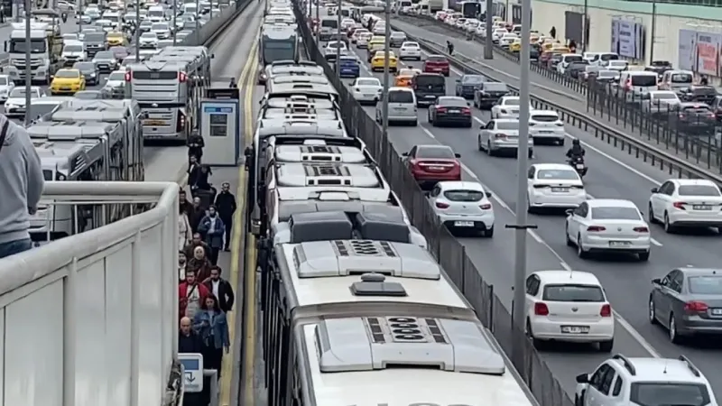 İstanbul’da metrobüs arızalandı, uzun araç kuyruğu oluştu