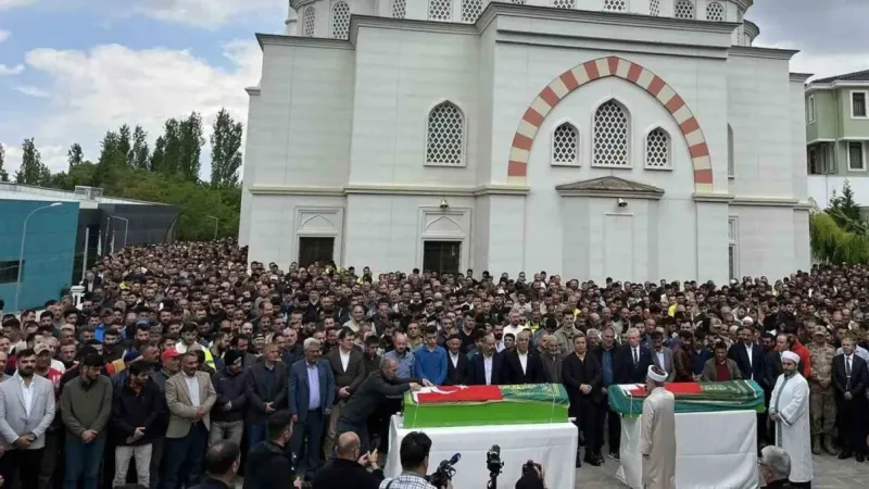 Maden işçileri son yolculuğuna uğurlandı