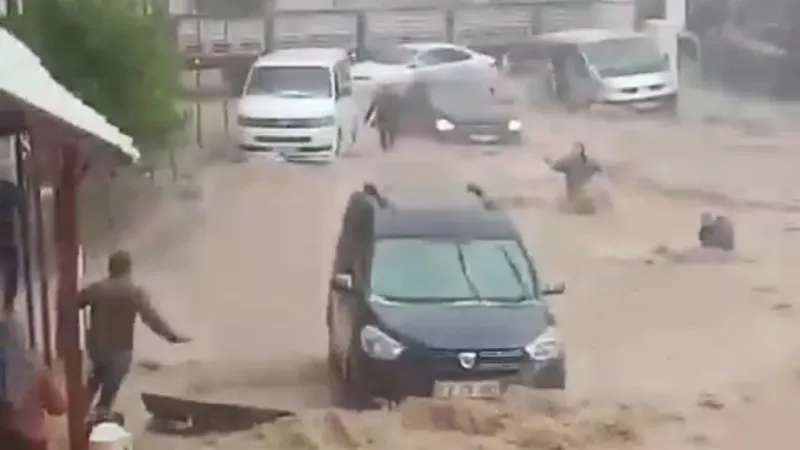 Şırnak’ta sel sularına kapılan kadın ve çocuğu vatandaşlar kurtardı