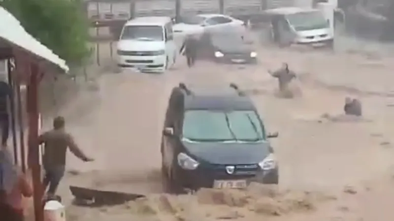 Şırnak’ta sel sularına kapılan kadın ve çocuğu vatandaşlar kurtardı