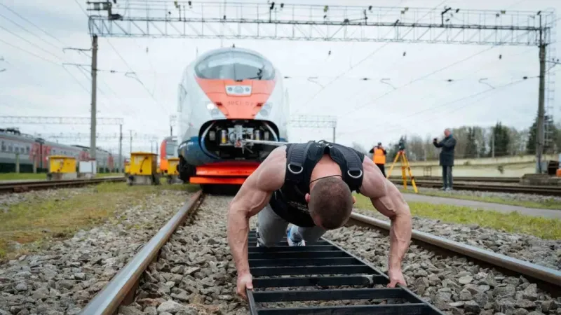 Rus atlet, 650 tonluk treni çekerek dünya rekoru kırdı
