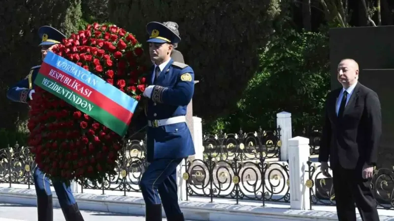 Azerbaycan’ın ulusal lideri Haydar Aliyev 101. doğum gününde mezarı başında anıldı Azerbaycan’ın ulusal lideri Haydar Aliyev 101. doğum gününde mezarı başında anıldı