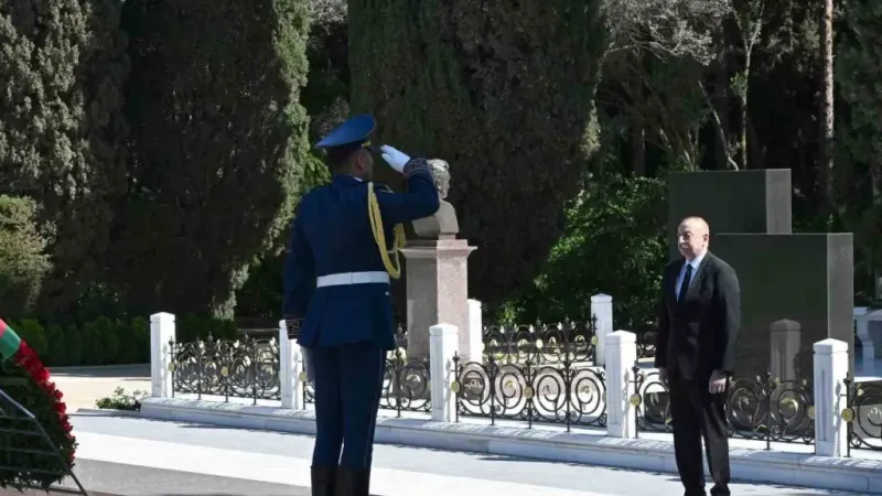 Azerbaycan’ın ulusal lideri Haydar Aliyev 101. doğum gününde mezarı başında anıldı Azerbaycan’ın ulusal lideri Haydar Aliyev 101. doğum gününde mezarı başında anıldı