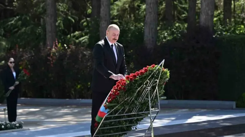 Azerbaycan’ın ulusal lideri Haydar Aliyev 101. doğum gününde mezarı başında anıldı Azerbaycan’ın ulusal lideri Haydar Aliyev 101. doğum gününde mezarı başında anıldı