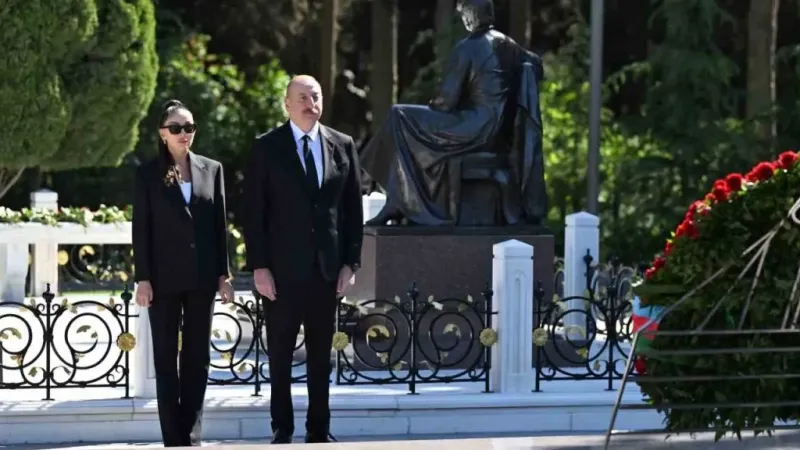 Azerbaycan’ın ulusal lideri Haydar Aliyev 101. doğum gününde mezarı başında anıldı Azerbaycan’ın ulusal lideri Haydar Aliyev 101. doğum gününde mezarı başında anıldı