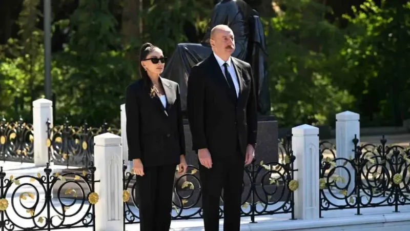 Azerbaycan’ın ulusal lideri Haydar Aliyev 101. doğum gününde mezarı başında anıldı Azerbaycan’ın ulusal lideri Haydar Aliyev 101. doğum gününde mezarı başında anıldı