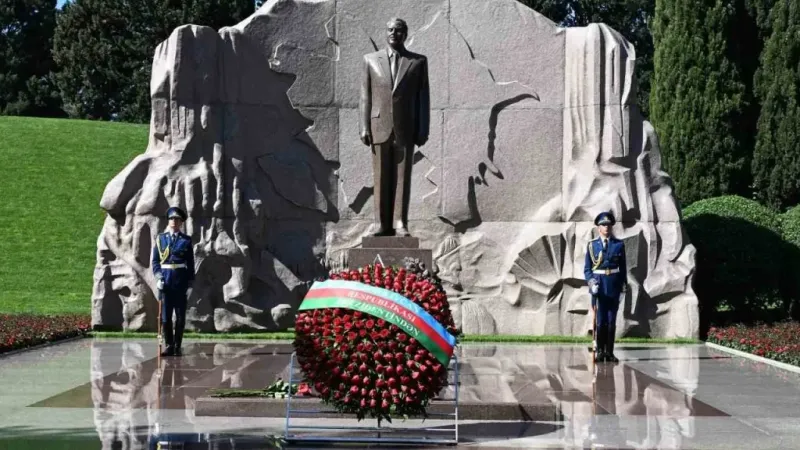 Azerbaycan’ın ulusal lideri Haydar Aliyev 101. doğum gününde mezarı başında anıldı Azerbaycan’ın ulusal lideri Haydar Aliyev 101. doğum gününde mezarı başında anıldı