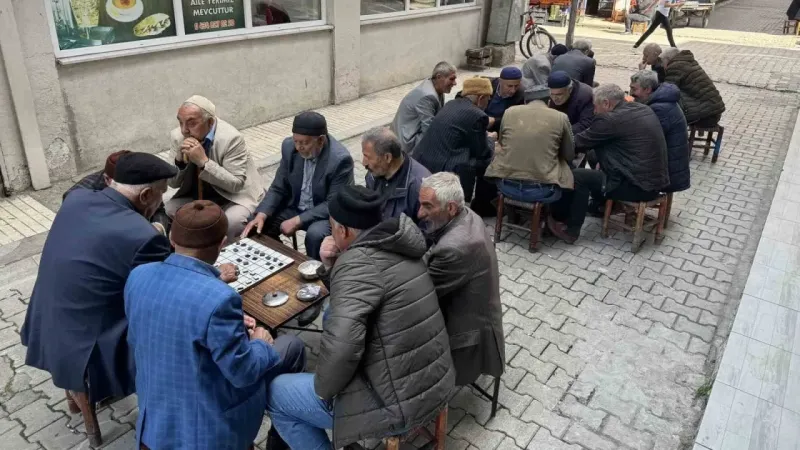 Bu kahvehanede 7’den 70’e herkes satranç oynuyor